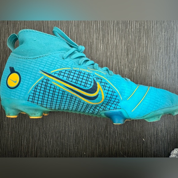 Built for speed Nike Mercurial Superfly 8 Academy. Size 2 youth - Picture 3 of 4